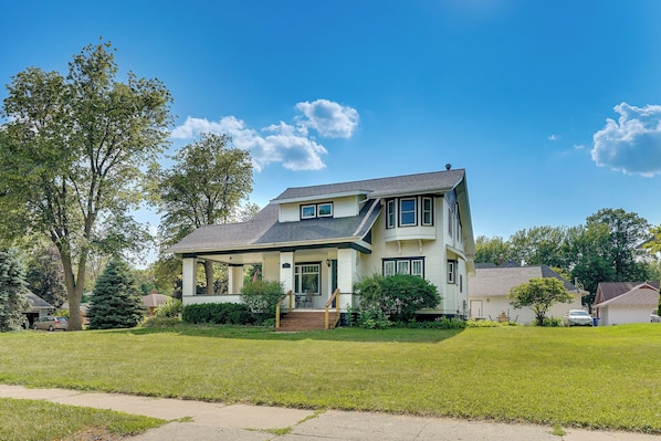 Sioux Center Vacation Rental | 4BR | 2BA | 1,850 Sq Ft | Stairs Required