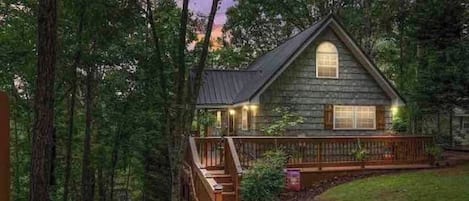 A storybook cottage on the lake