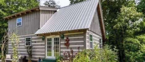 Newly built in 2018, this cabin has many custom features and amenities.