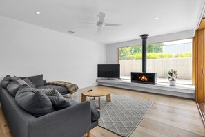 Second living area with fire place