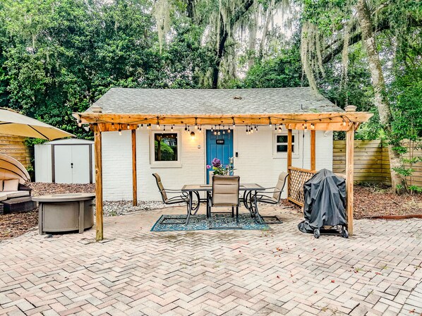 Adorable Cozy Mid-Century Studio with everything you need just 5 mins to Stadium