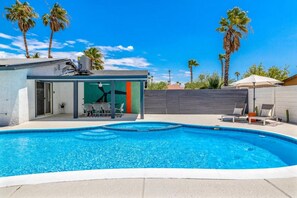 Enjoy our family-friendly Airbnb with a heated pool, stunning sunset views, and a vibrant vibe, perfect for 8 guests. Located close to downtown Palm Springs, it offers ample space for relaxation and fun, ideal for creating unforgettable memories.