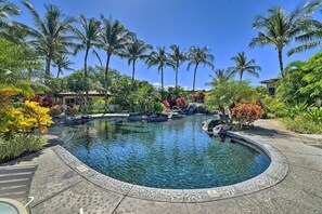 The Palm Villas complex lava pool and jacuzzi...just two minute walk from the condo. 