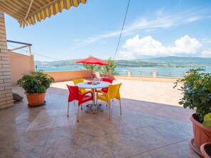 Furniture, Table, Building, Chair, Tableware, Cloud, Sky, Tablecloth, Outdoor Furniture, Shade