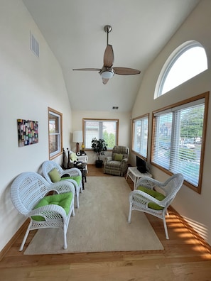 Sun room /den w LOTS of light