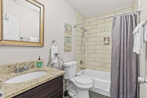 Bathroom/Tub/Shower