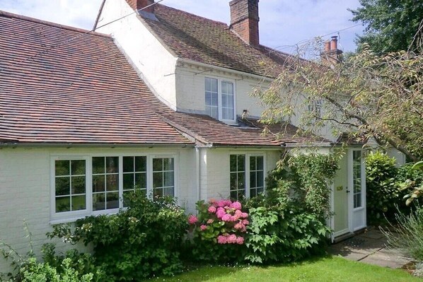 The White Cottage is a pretty three bedroom home in the village of Fishbourne, located just outside Chichester.