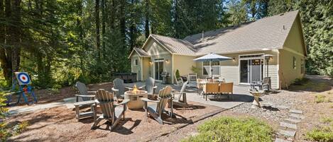 Gather around the backyard firepit for s’mores, stories, and stargazing.