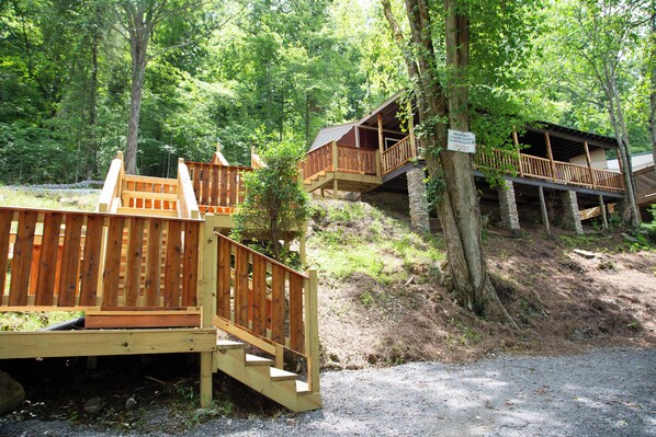 Welcome to Hideaway Holler located in Smithville, TN close to  Center Hill Lake and Holmes Creek boat ramp.  Parking area for boat