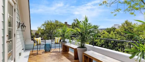 Downtown Charleston rooftop porch! Enjoy views of the city with your group!