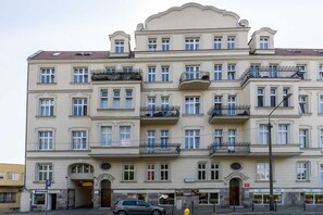 Elegant historic building facade showcasing classic architecture and detailed ornamentation.

