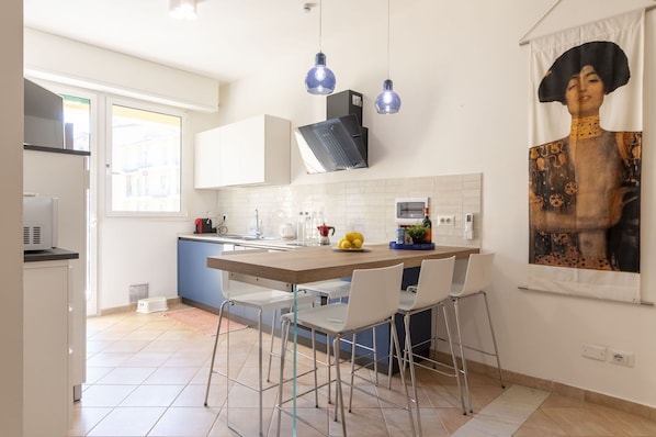 Fenster, Tabelle, Cabinetry, Countertop, Gebäude, Beleuchtung, Interior Design, Sinken, Holz, Flooring