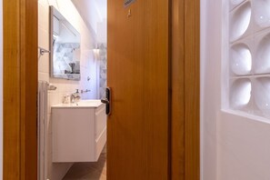 Eigentum, Spiegel, Holz, Interior Design, Gebäude, Tür, Sinken, Haus, Badezimmer
