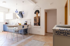 Tabelle, Möbel, Gebäude, Holz, Haus, Interior Design, Küche, Schreibtisch, Stuhl, Flooring