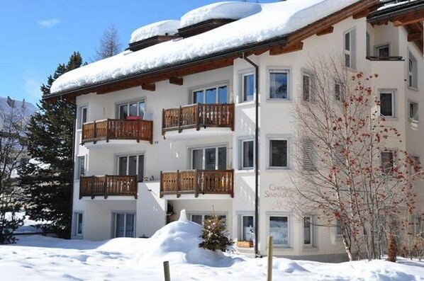 Aussenansicht WinterChesa SemnadurWohnung befindet sich im 2. und 3. Stock, links oben