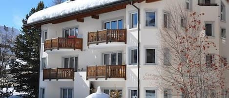 Aussenansicht Winter
Chesa Semnadur
Wohnung befindet sich im 2. und 3. Stock, links oben