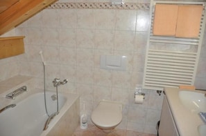 Badezimmer mit Wanne