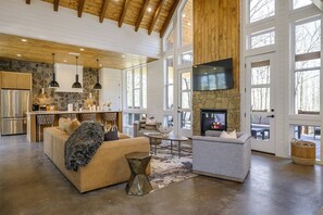 Casa Puerta Armilla features an open-concept design, perfect for spending quality time together in a spacious and inviting atmosphere.