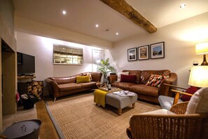 Fern Cottage - the cosy lounge seats 8 people and is perfect for hunkering down in front of the fire