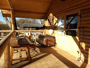 Terrasse équipée de canapé, table et chaise