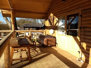 Terrasse équipée de canapé, table et chaise