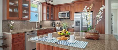 Pili Mai 11L - Beautifully designed kitchen with granite countertops