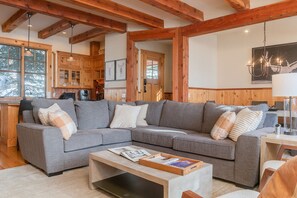 Living Area - Double Eagle B2 - Vivid Vacation Rentals Telluride - Living Area - Double Eagle B2 - Vivid Vacation Rentals Telluride