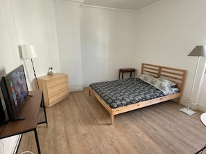 The bedroom with Smart TV (Netflix and Amazon included)