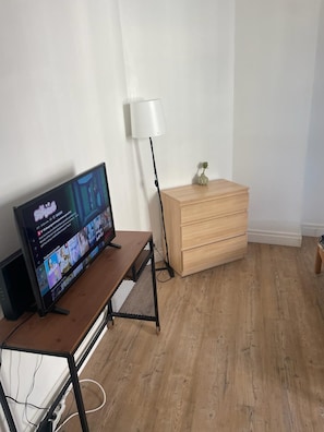 The bedroom with Smart TV (Netflix and Amazon included)