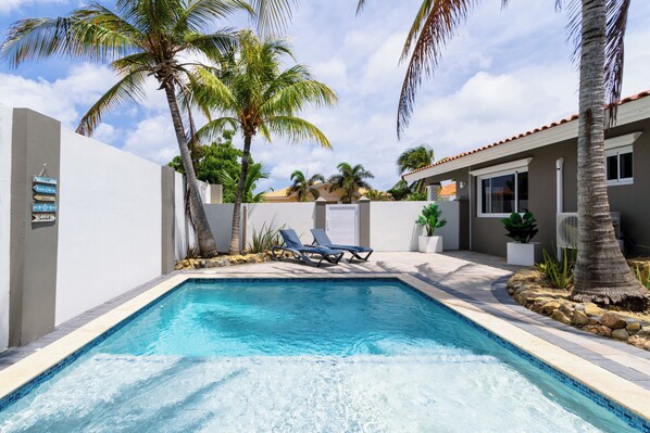 Resplendent Resort in Noord Aruba - Lavish Swimming Pool - Experience ultimate relaxation in our poolside paradise - Discover bliss by the pool in our serene setting - Inviting pool area for a perfect getaway - Surrounded by tropical Trees