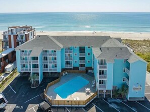 Beachfront Condo with pool, outdoor shower & designated grilling and picnic area