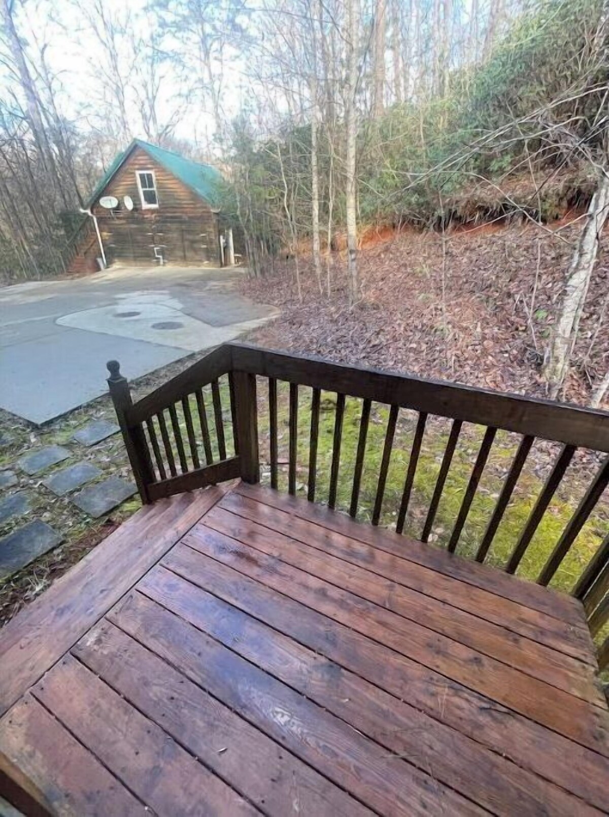 Modern Log Cabin near Lake Keowee sleeps 6-8    Hunting and Hicking Trails