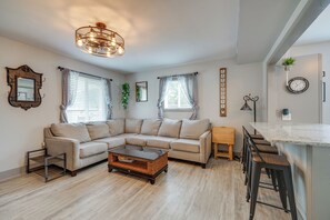 Living Room | Smart TV | Board Games | Central Air Conditioning