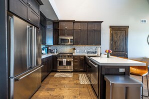 Fully stocked, updated kitchen with viking appliances.