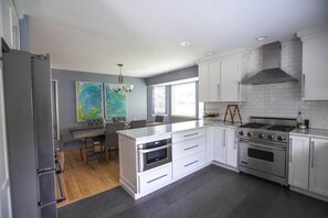Fully stocked kitchen with quality glassware, stoneware and utensils