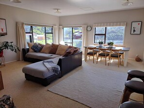 Lounge / Dining Area