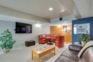 Den | Smart TV | Wet Bar | Treadmill