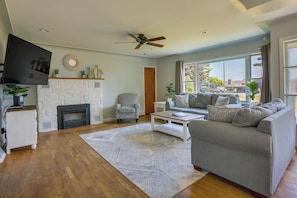 Living Room | Gas Fireplace