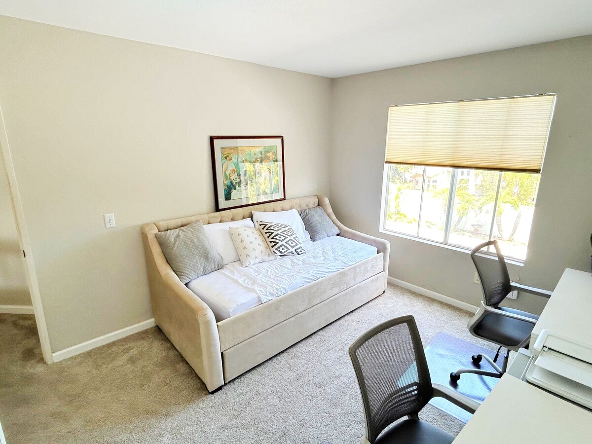 Spacious Poolside Oasis – Right Next to Beach and Legoland