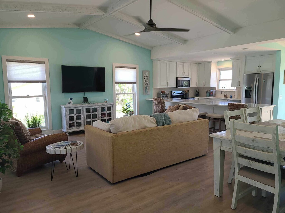 New Owners! Just Renovated. Serenity and Shelling Oasis. Walk to the Beach.