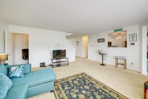 Living Room | Smart TV | Queen Sleeper Sofa | Central Air Conditioning