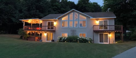 Hilltop Cozy Retreat
Nighttime view