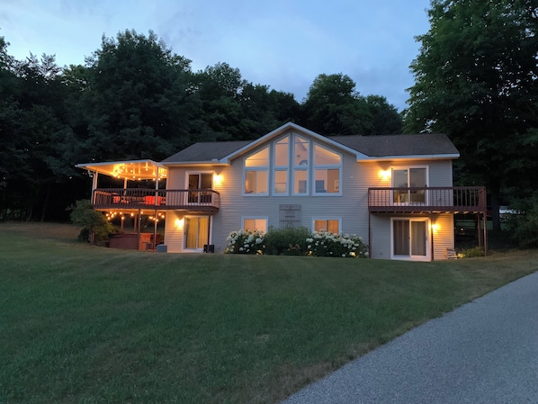 Hilltop Cozy Retreat
Nighttime view