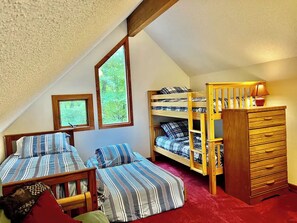 Teenager Town - 3rd floor walk up loft with 5 twin beds and futon!