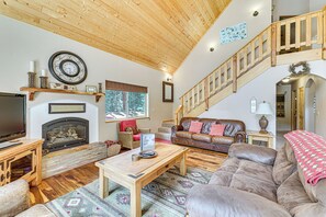 Living Room | 1st Floor | Smart TV w/ Roku | Free WiFi
