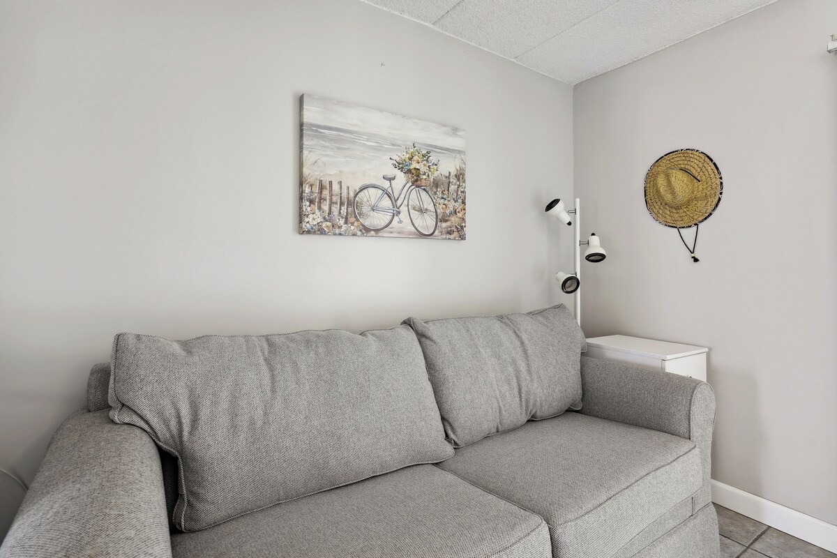 Beachfront Fourth-Floor Condo w/ Community Pool!