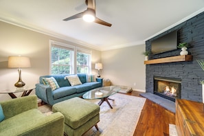 Living Room | Free WiFi | Smart TV | Central Heat & A/C | Gas Fireplace
