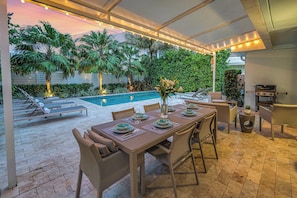 Indulge in the perfect al fresco experience, surrounded by the beauty of Florida.
