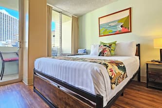 Quiet Queen bed Studio steps from Waikiki Beach