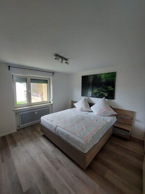 Blick Hochgern 80m² mit Südbalkon, bis zu 6 Personen, 2 separate Schlafzimmer-Schlafzimmer 1 mit Doppelbett